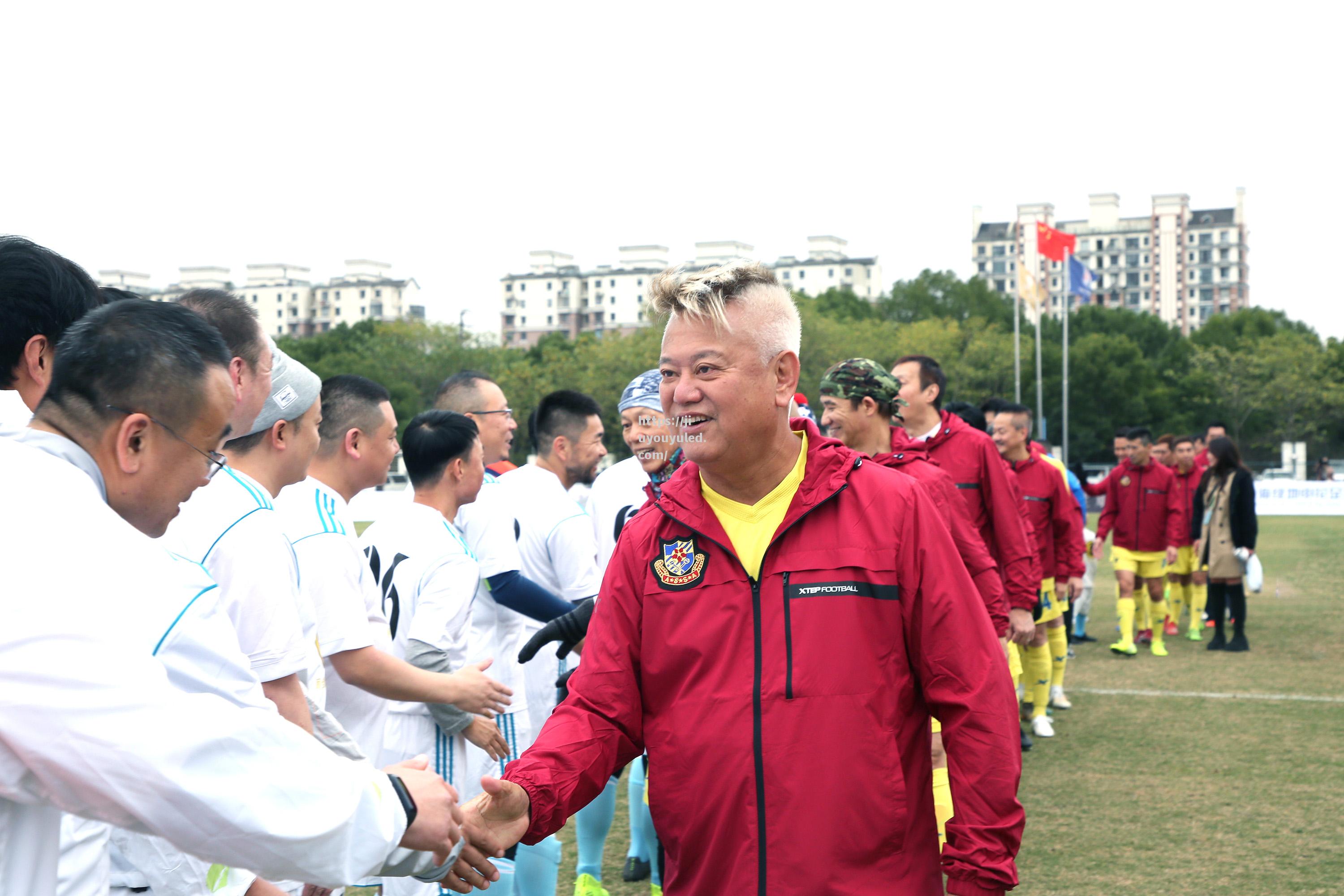 九游娱乐-足球慈善赛场体现温暖一家人回馈社会