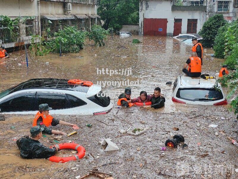 比赛中突发暴雨，裁判临时中断比赛